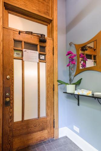 House 5863- Chicago's Premier Bed and Breakfast - image 5