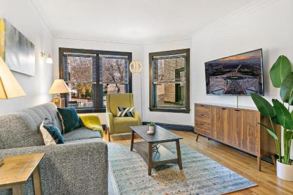 Welcoming and trendy 1BR Apt in Vibrant North Center